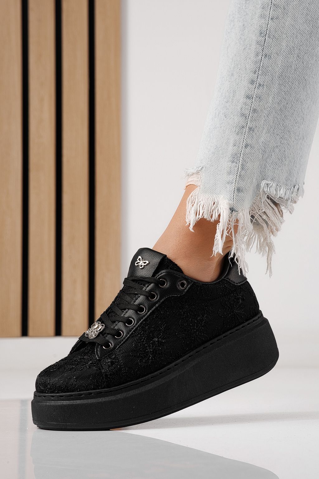 Дамски маратонки черни от текстилен материал Carla #24289