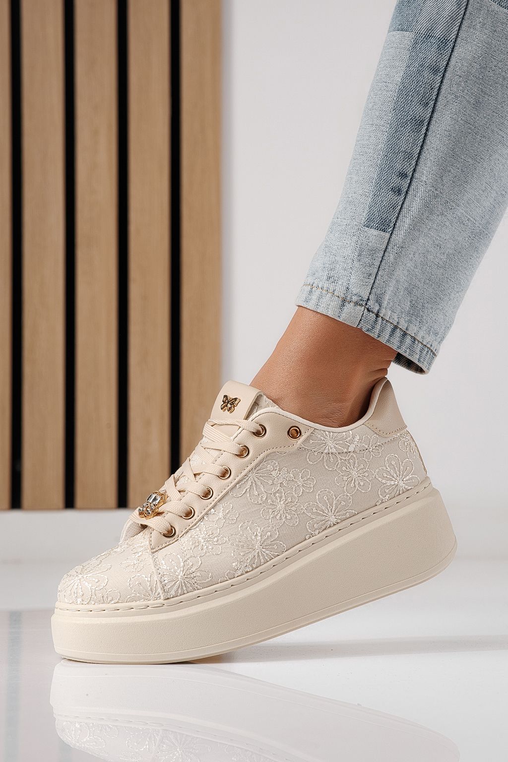 Дамски маратонки бежови от текстилен материал Carla #24291