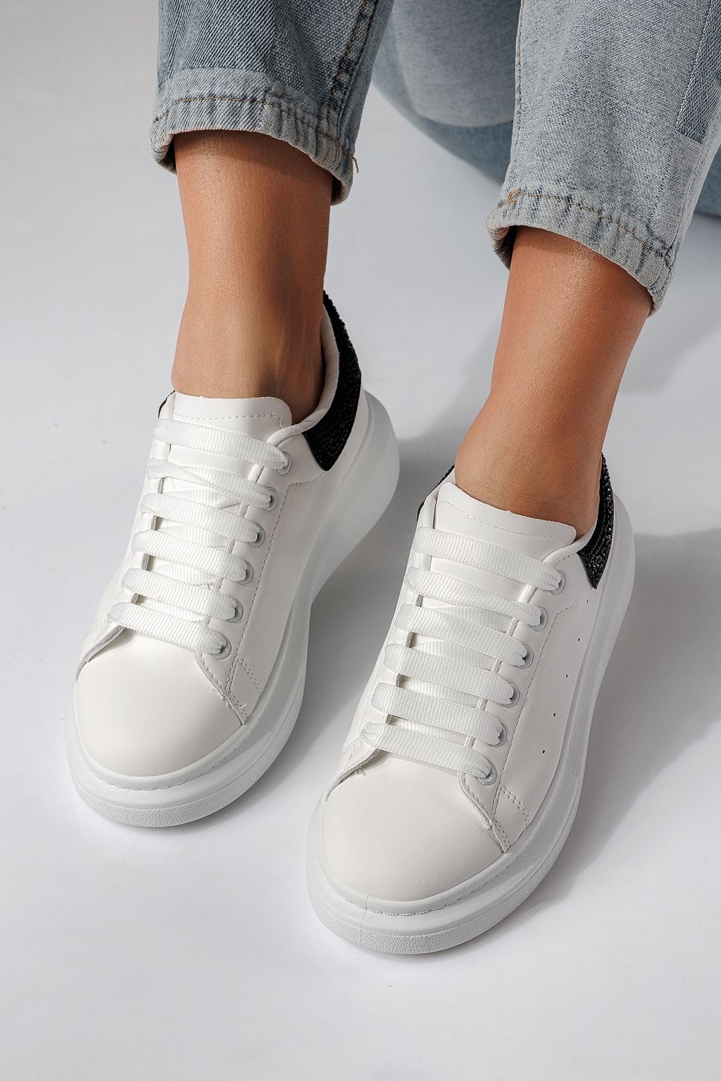 Дамски маратонки бели с черно от еко кожа Raya #24236