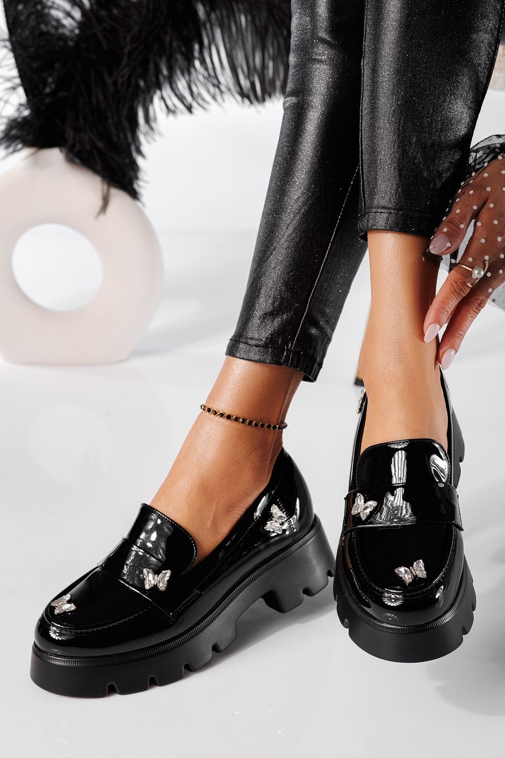 Всекидневни дамски обувки черни от лачена еко кожа Ivi #24436