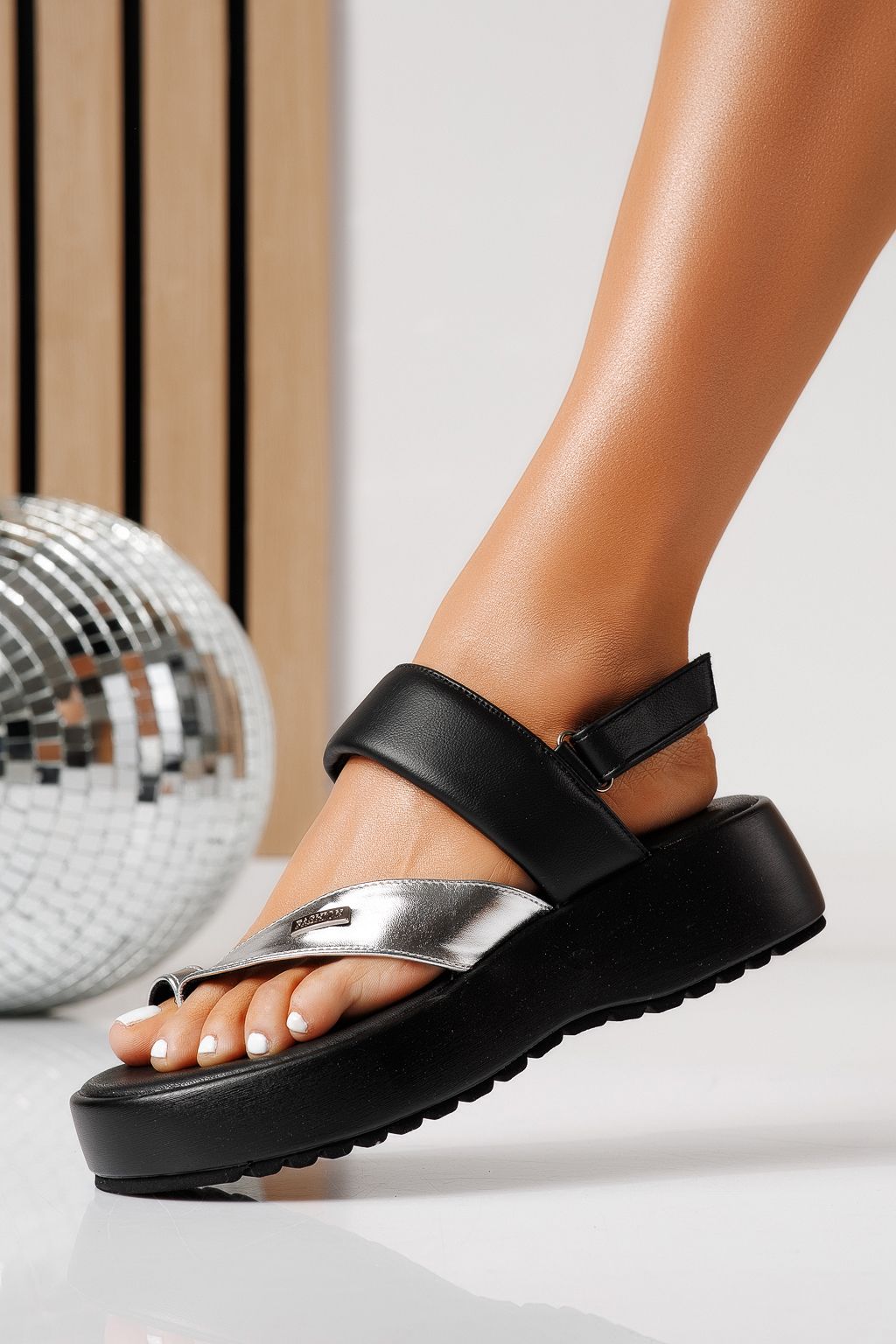 Дамски сандали с платформа сребристи от еко кожа Feline #24764