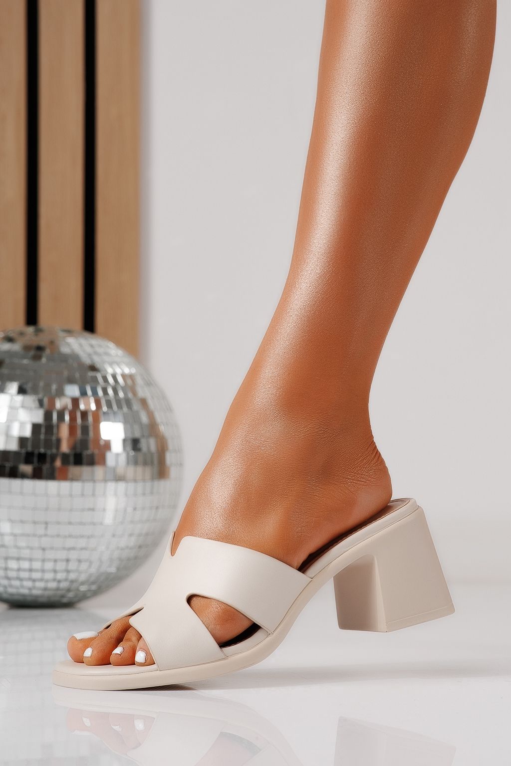 Дамски чехли с ток бели от еко кожа Niki #24979