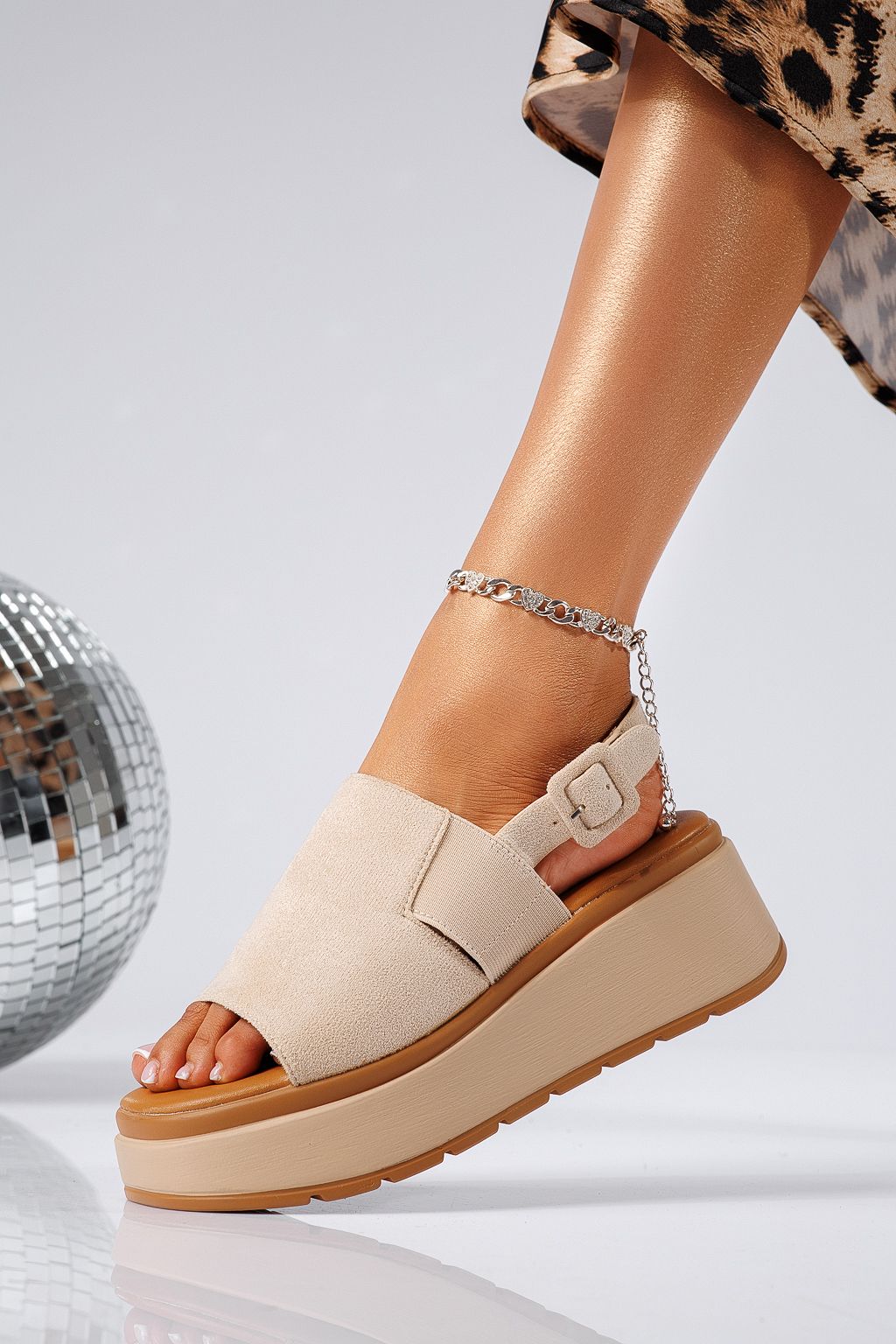 Дамски сандали с платформа бели от обърната еко кожа Amelia #25233