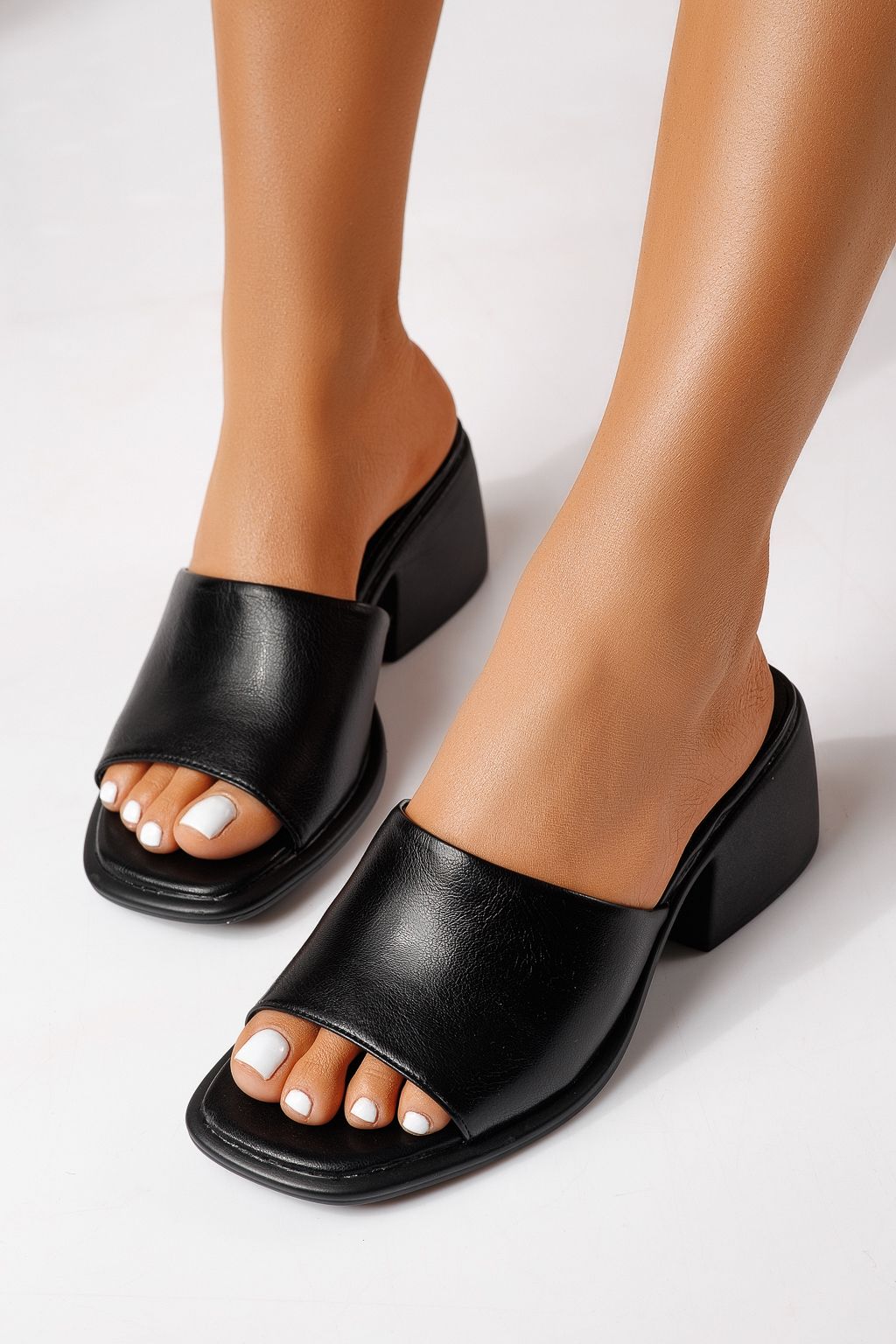 Дамски чехли с ток черни от еко кожа Indira #25170