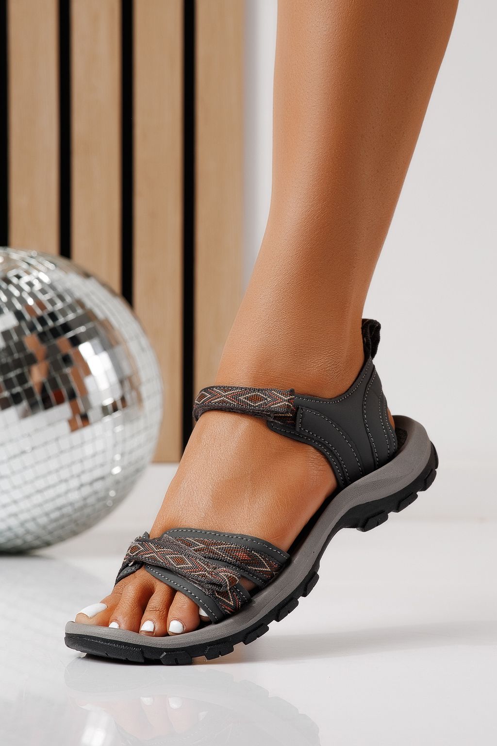 Дамски сандали с ниска подметка сиви от текстилен материал Kaida #25141