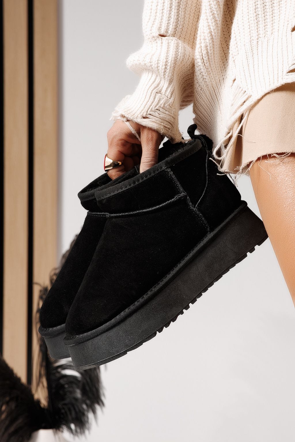 Дамски къси чизми подплатени с пух тип UGG черни от обърната естествена кожа Alina #30532