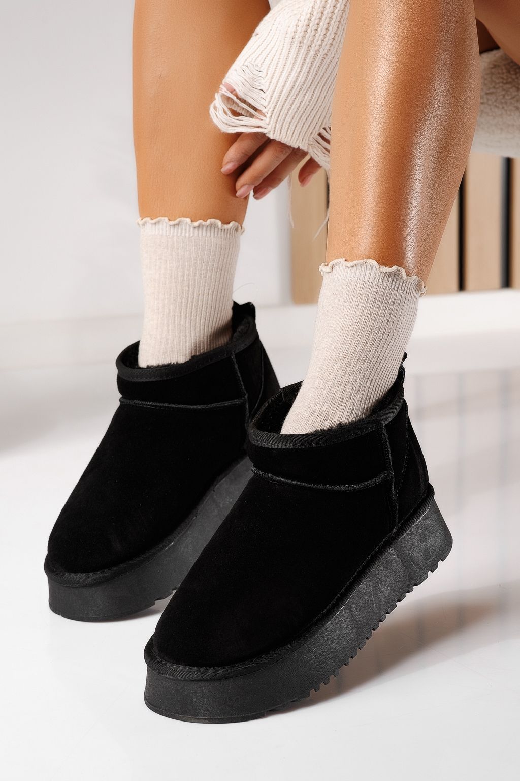 Дамски къси чизми подплатени с пух тип UGG черни от обърната естествена кожа Alina #30532