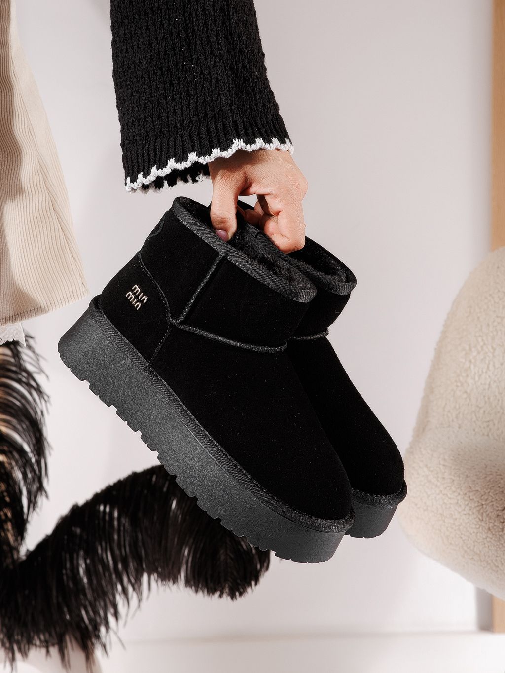 Къси дамски чизми, подплатени с пух тип UGG черни от обърната естествена кожа Gloria #30629