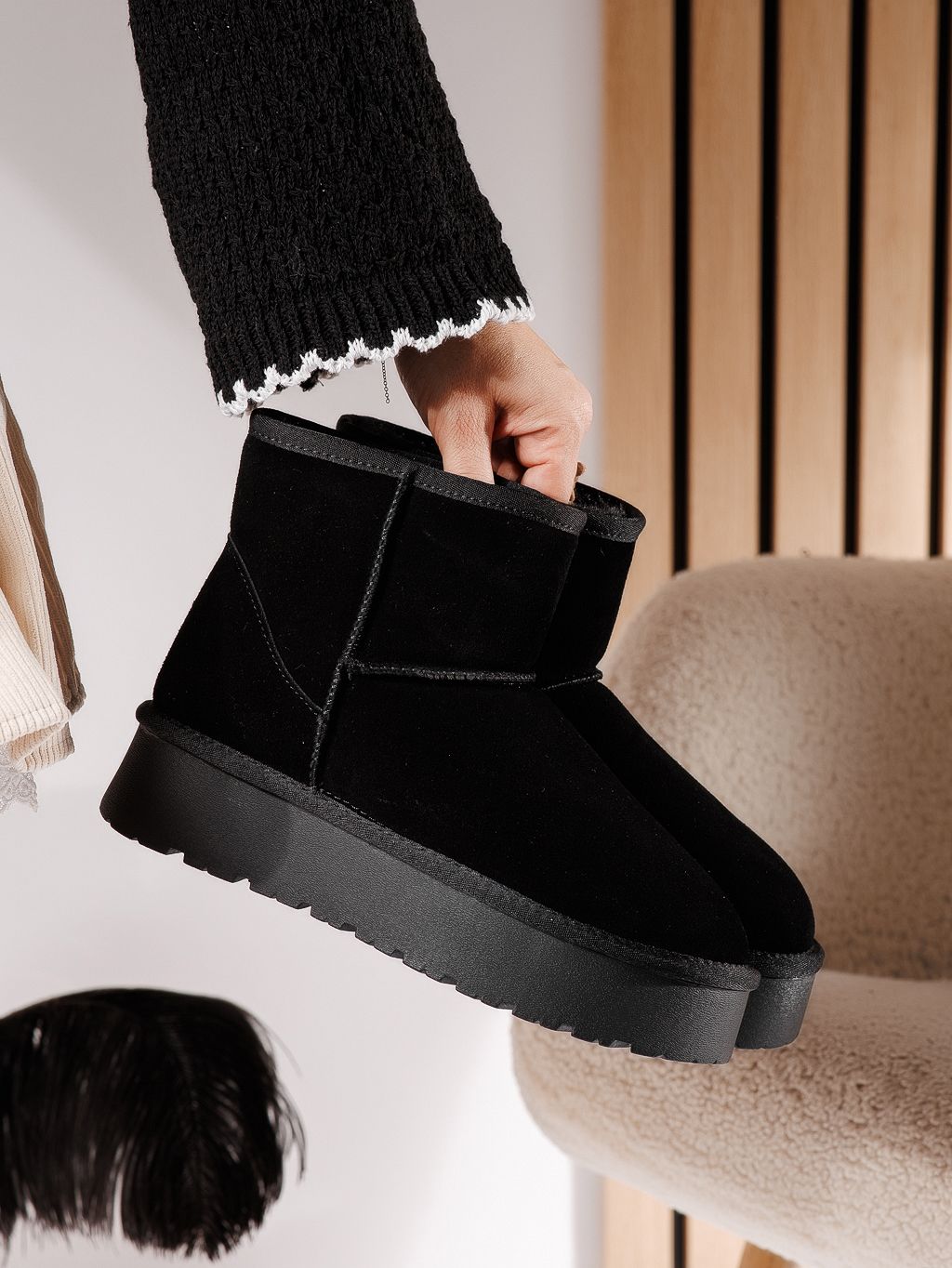 Къси дамски чизми, подплатени с пух тип UGG черни от обърната естествена кожа Ina #30640