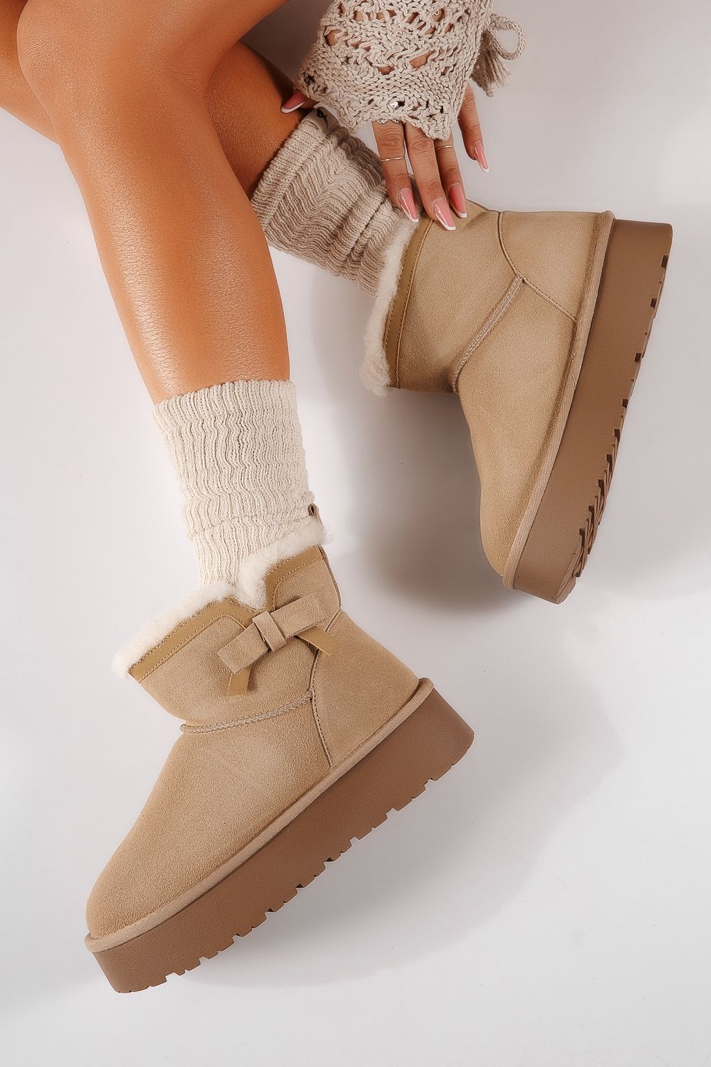 Къси дамски чизми, подплатени с пух тип UGG бежови от обърната естествена кожа Roni #30637