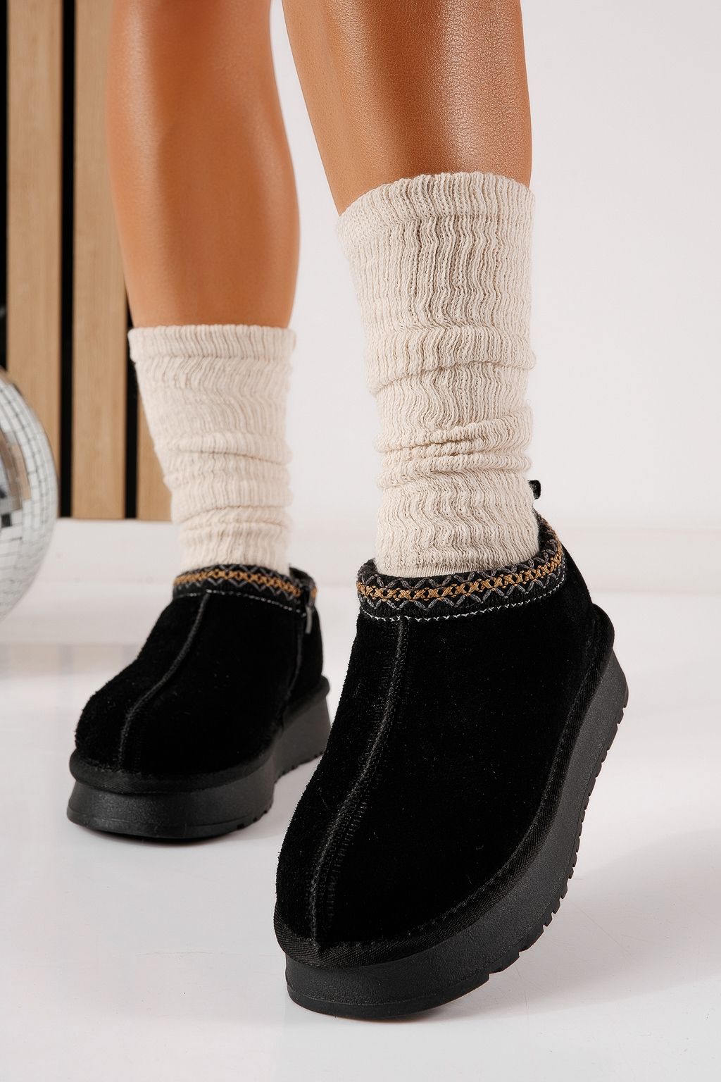 Ватирани къси дамски чизми тип UGG черни от обърната естествена кожа Inga #30570