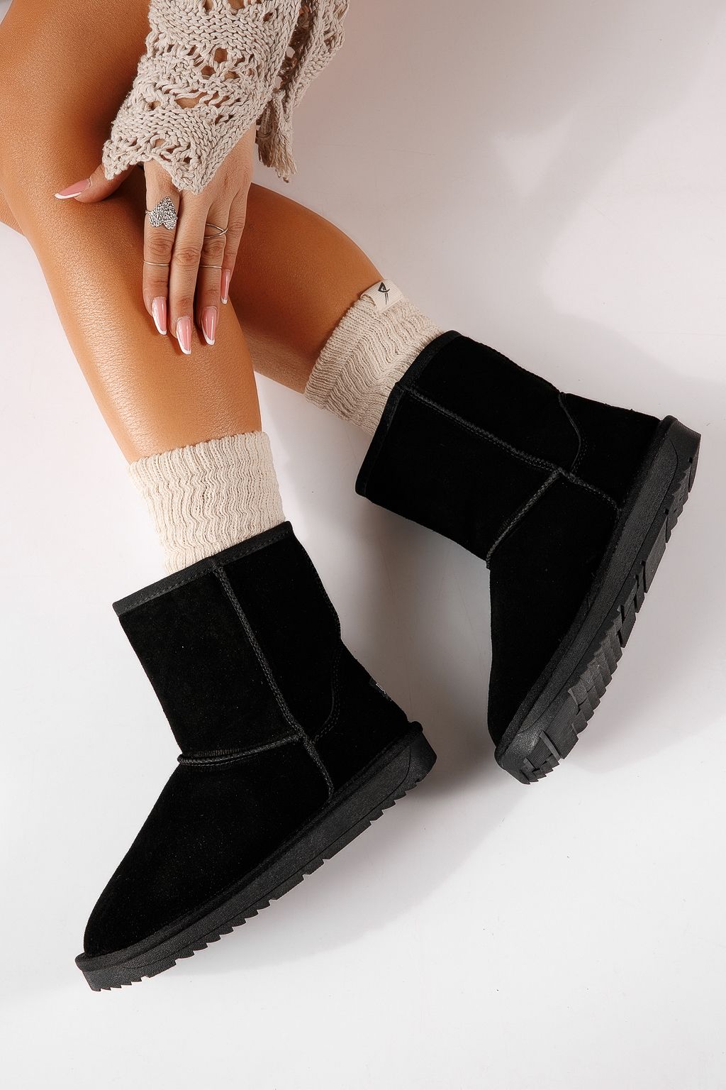 Къси дамски чизми, подплатени с пух тип UGG черни от обърната естествена кожа Rina #30610