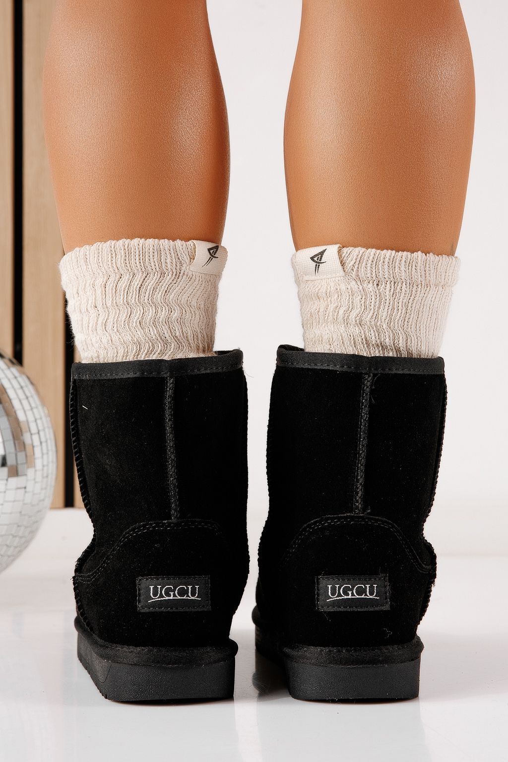 Къси дамски чизми, подплатени с пух тип UGG черни от обърната естествена кожа Rina #30610