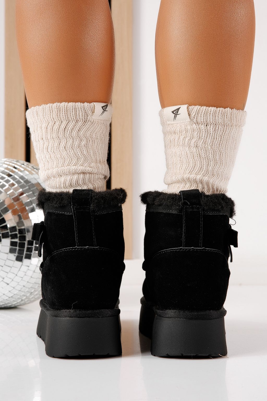 Къси дамски чизми, подплатени с пух тип UGG черни от обърната естествена кожа Roni #30638