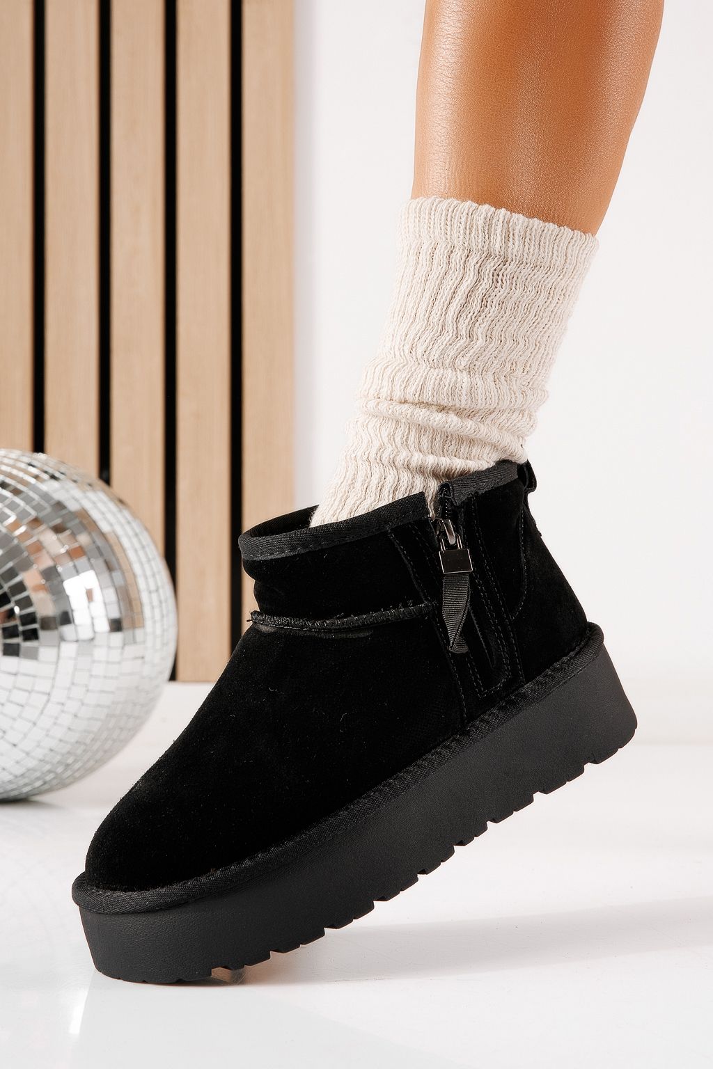 Къси дамски чизми, подплатени с пух тип UGG черни от обърната естествена кожа Sima #30636