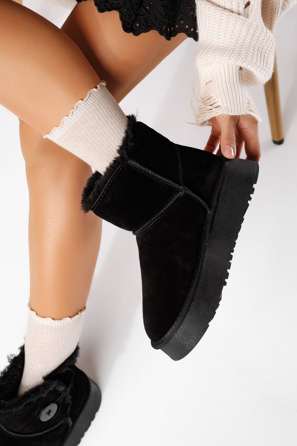 Дамски къси чизми подплатени с пух тип UGG черни от обърната естествена кожа Larisa #30759