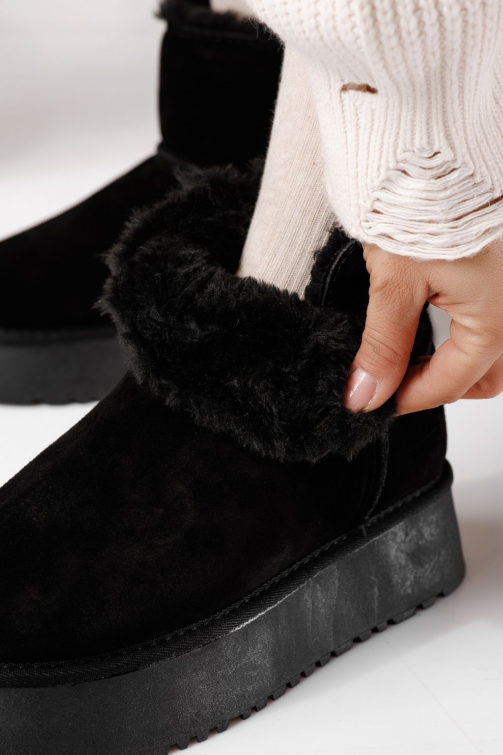 Дамски къси чизми подплатени с пух тип UGG черни от обърната естествена кожа Larisa #30759
