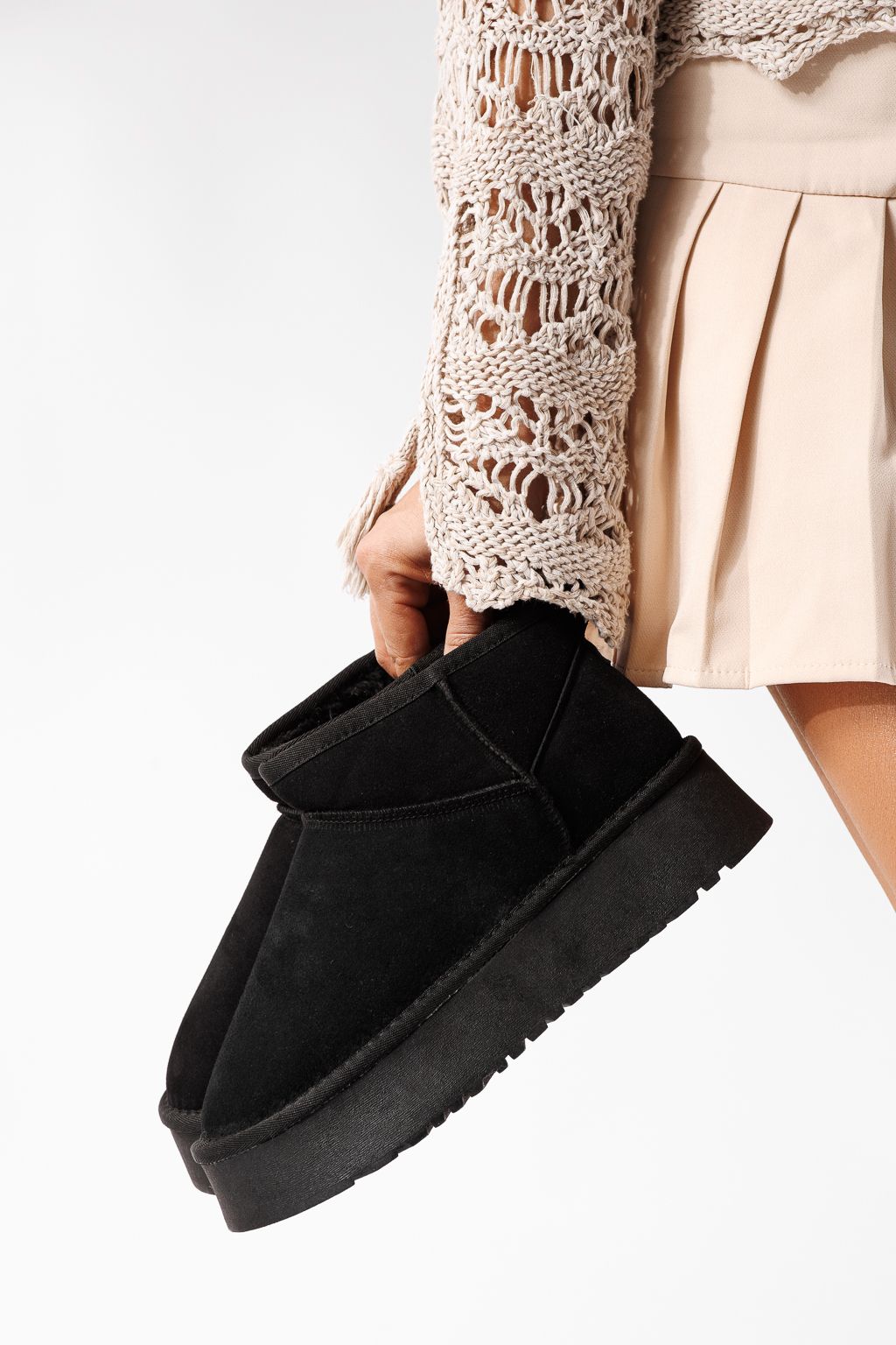 Къси дамски чизми подплатени с пух тип UGG черни от обърната естествена кожа Flori #30798