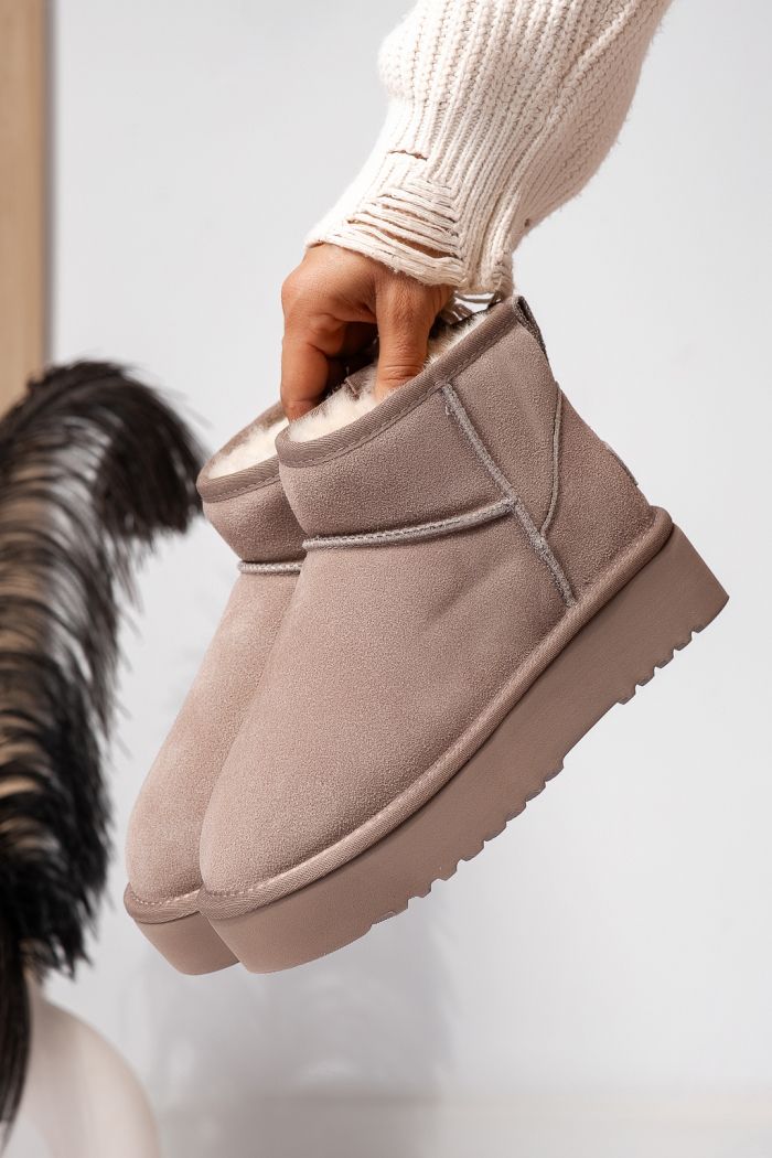 Къси дамски чизми одплатени с пух, тип UGG бежови от обърната естествена кожа Brittany #22621