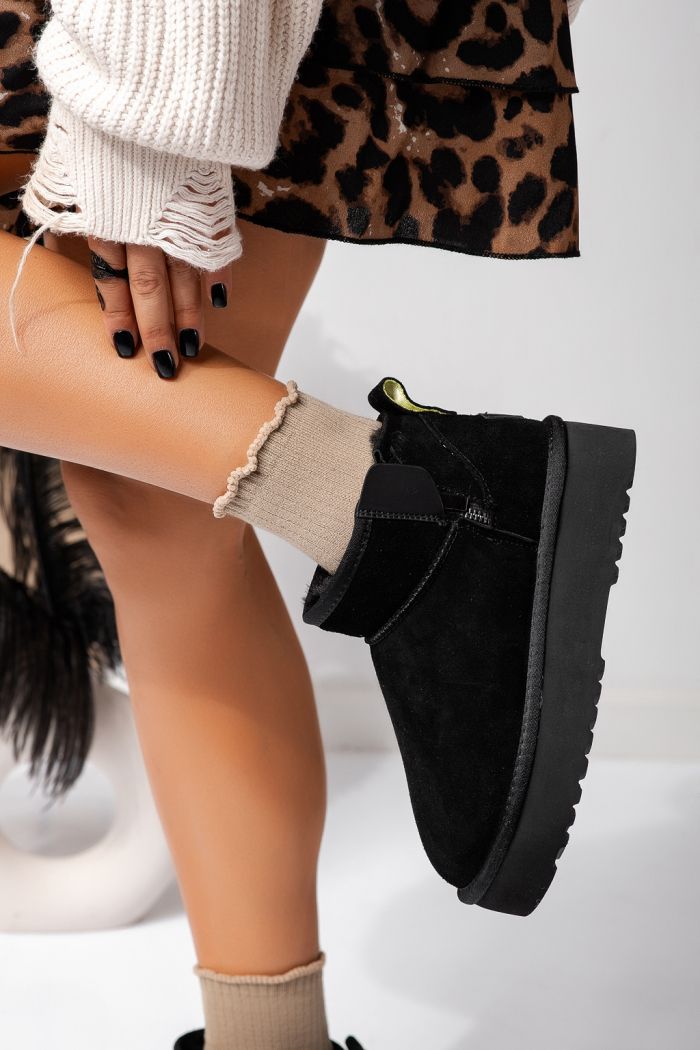 Къси дамски чизми одплатени с пух, тип UGG черни от обърната естествена кожа Carolina #22633