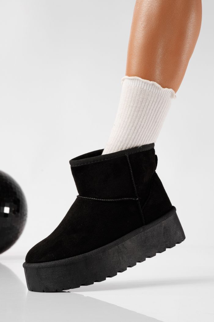 Ниски дамски чизми подплатени с пух тип UGG черни от обърната еко кожа Ariana #22748