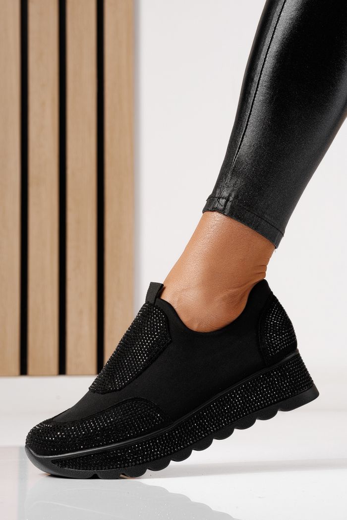 Дамски черни текстилни маратонки Iris #24209