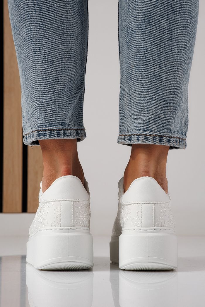 Дамски маратонки бели от текстилен материал Carla #24290