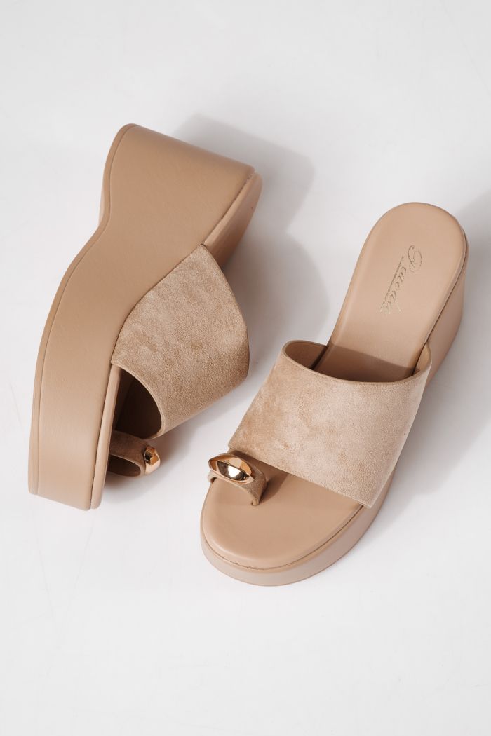 Дамски чехли с платформа бежови от обърната еко кожа Giulia #24972