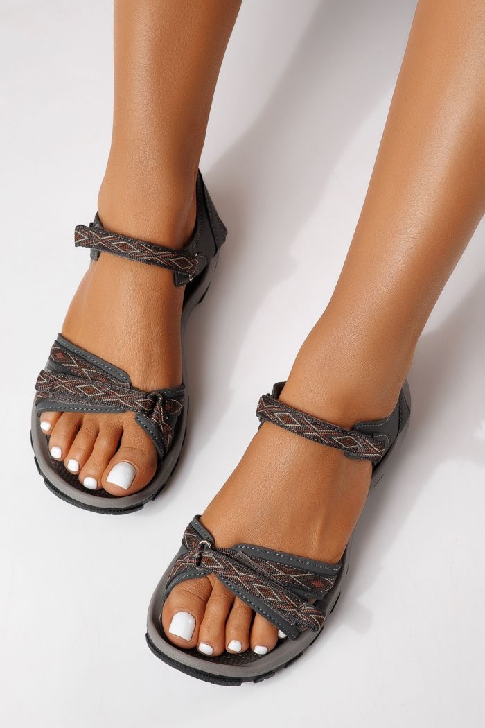 Дамски сандали с ниска подметка сиви от текстилен материал Kaida #25141