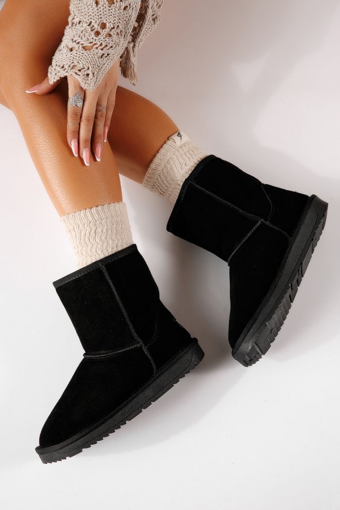 Къси дамски чизми, подплатени с пух тип UGG черни от обърната естествена кожа Rina #30610