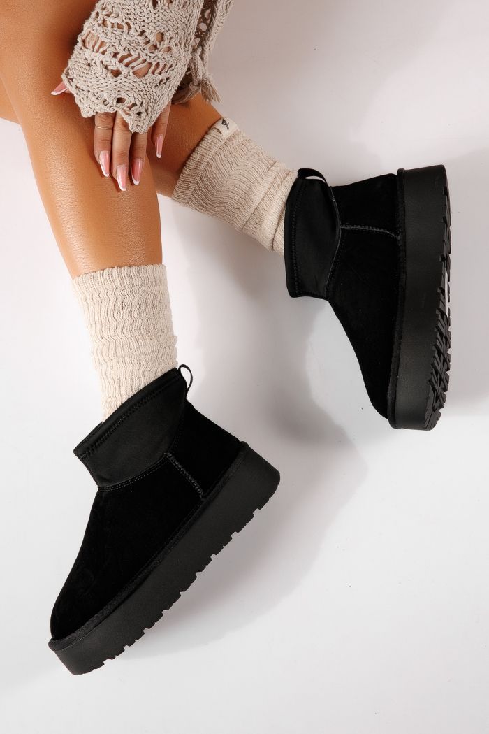 Къси дамски чизми, подплатени с пух тип UGG черни от обърната естествена кожа Sari #30632