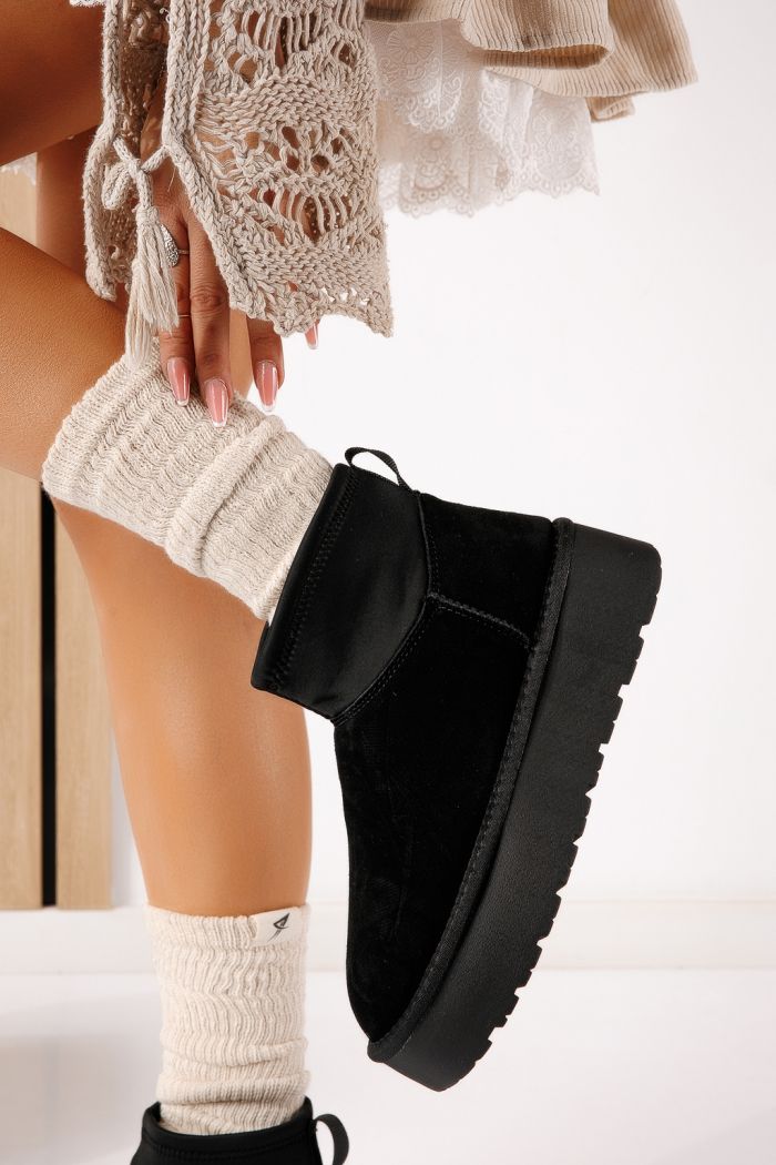 Къси дамски чизми, подплатени с пух тип UGG черни от обърната естествена кожа Sari #30632