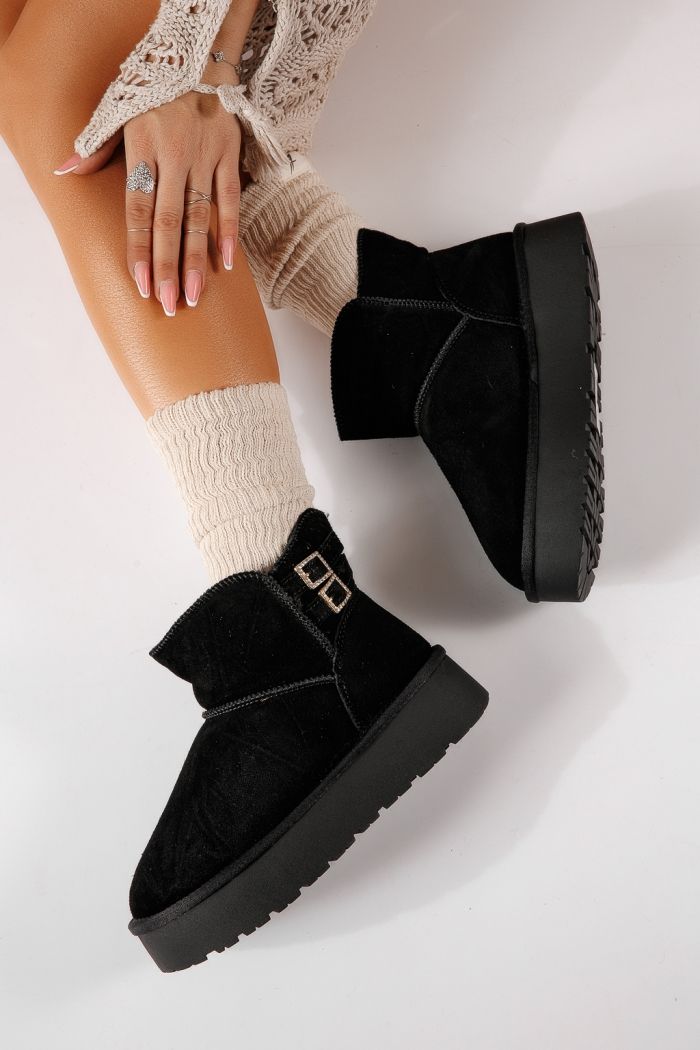 Къси дамски чизми, подплатени с пух тип UGG черни от обърната естествена кожа Riva #30628