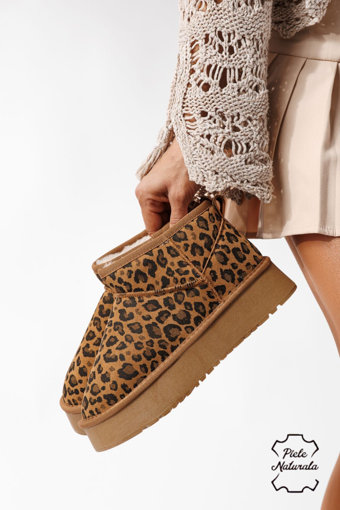 Къси дамски чизми подплатени с пух тип UGG леопард от обърната естествена кожа Flori #30797